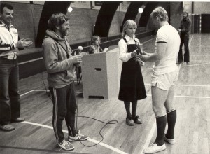 LUI Cup vinderne 1979. Jette Dakin overrækker præmien til Blågård Veteran Klub. Gunnar Dakin ser på og Stanley Dakin passer dommerbordet