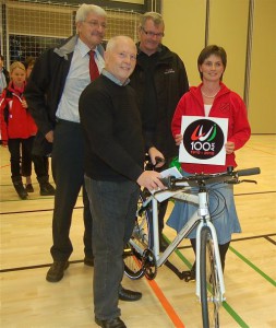 Vinderen af konkurrencen, Flemming Nyberg, får overrækt en flot sportscykel, sponsoreret af Fri Cykler og Lokalbanken